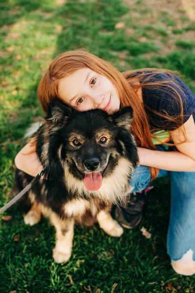 Odkryty Portret Cute Red Wynajętym Dzieckiem Dziewczyna Przytulanie Jej Psa — Zdjęcie stockowe
