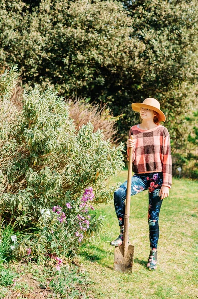 정원에서 소녀의 초상화 모자와 세련된 부츠를 — 스톡 사진