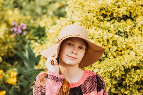 Outdoor Close Ritratto Bella Giovane Ragazza Dai Capelli Rossi Indossa — Foto Stock