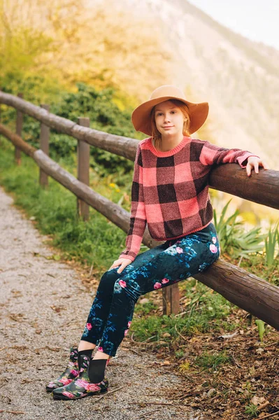 Außenporträt Eines Hübschen Jungen Rothaarigen Mädchens Mit Braunem Hut Das — Stockfoto