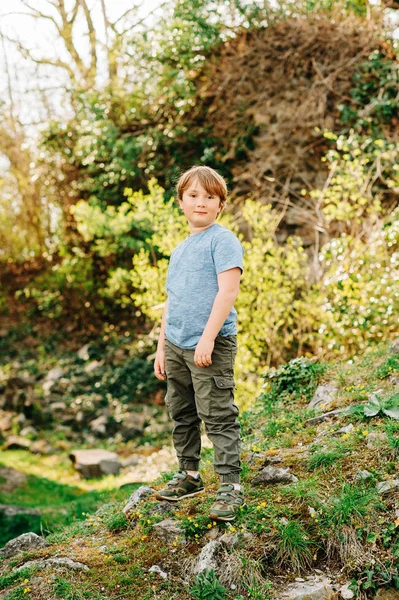 Söt Liten Pojke Som Leker Sommarpark Grön Natur Bakgrund Klädd — Stockfoto