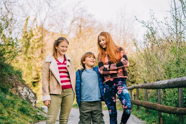 Groep Van Grappige Kinderen Samen Spelen Het Platteland Lente Mode — Stockfoto