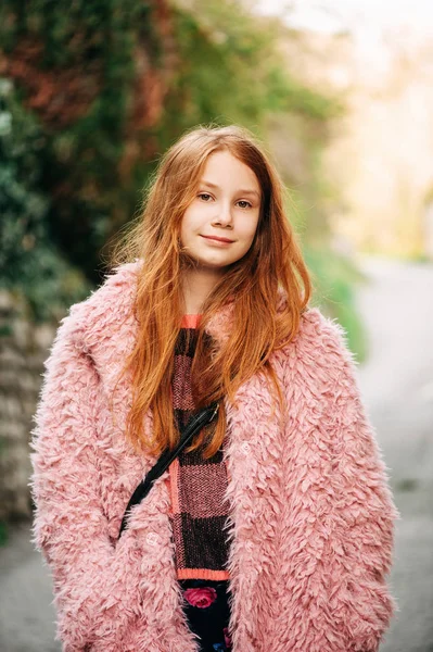 穿着粉红色蓬松外套的漂亮年轻红头发女孩的户外特写肖像 — 图库照片