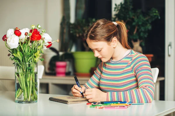 若い十代の少女は家で絵を描き テーブルに座って — ストック写真