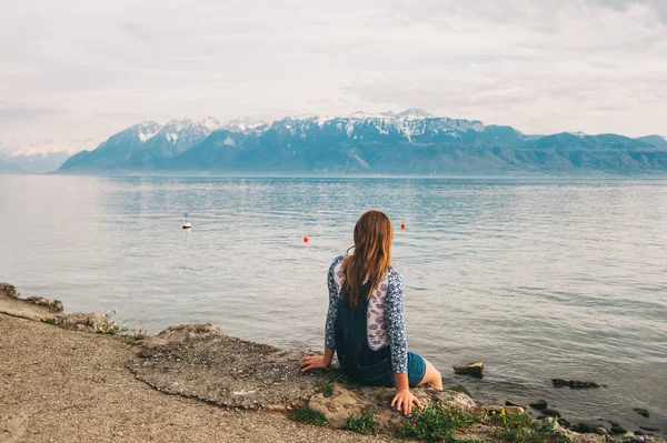 Young Kid Girl Sitting Lake Swiss Side Admiring French Alps — Stock Photo, Image