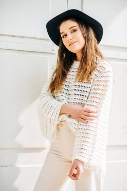 Beyaz pullover ve kot pantolon giyen güzel genç kız Açık portre