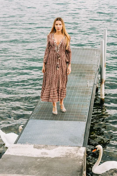 Buiten Portret Van Jonge Vrouw Bewonderen Prachtige Lake Het Dragen — Stockfoto