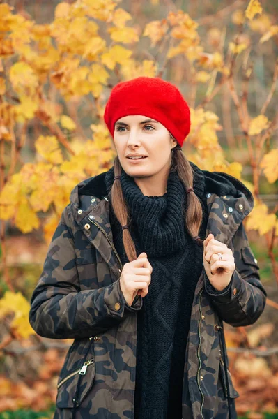 Mladá Žena Podzim Vinicích Lavaux Teplé Vojenské Bundě Červeném Baretu — Stock fotografie