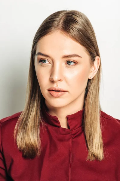 Närbild Porträtt Vacker Ung Kvinna Med Blont Hår Klädd Röd — Stockfoto