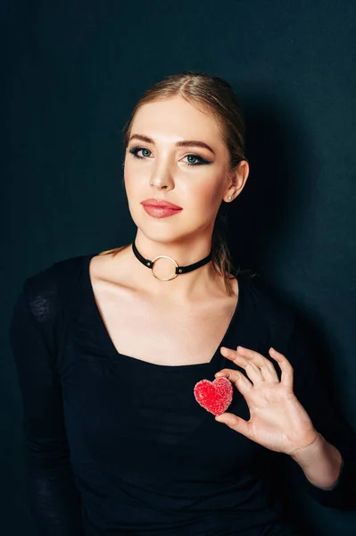 Linda Jovem Modelo Segurando Mulher Segurando Coração Vermelho Seu Peito — Fotografia de Stock
