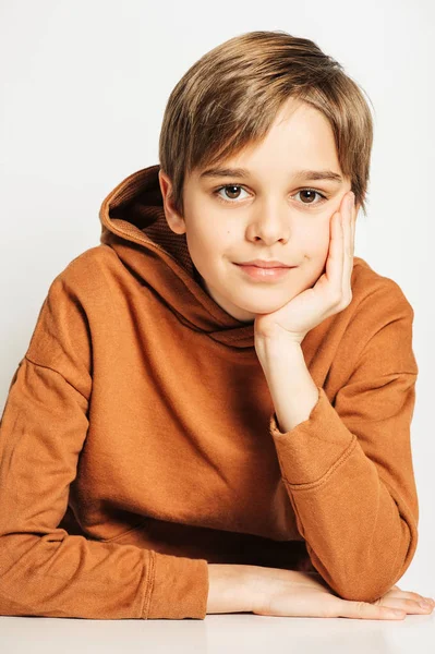 Estudio Niño Guapo Años Con Pelo Rubio Con Capucha Marrón — Foto de Stock