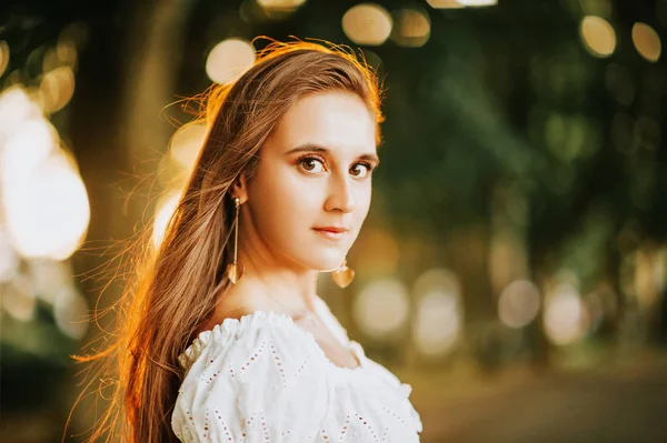 Sommer Porträt Einer Jungen Schönen Frau Mit Langen Braunen Haaren — Stockfoto