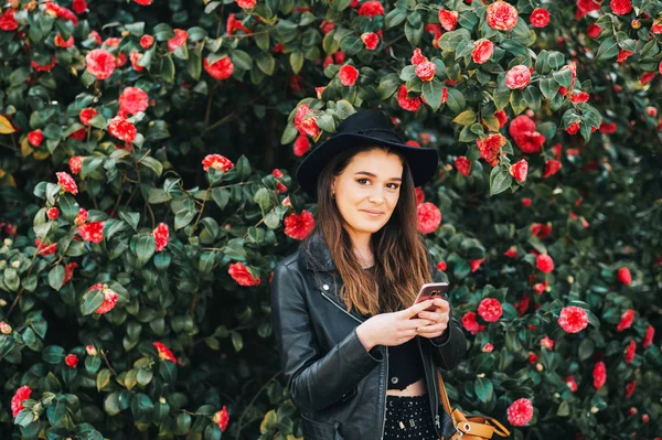 Retrato Aire Libre Una Hermosa Mujer Joven Con Chaqueta Sombrero — Foto de Stock