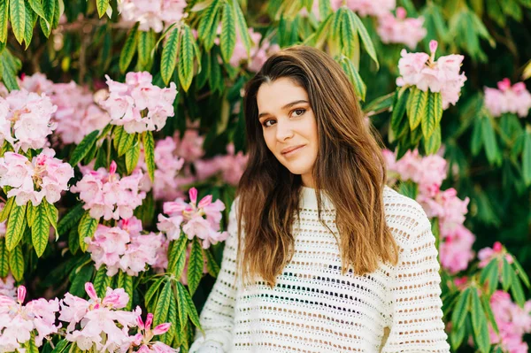 Buiten Portret Van Mooie Jonge Vrouw Wit Gebreide Pullover Poseren — Stockfoto