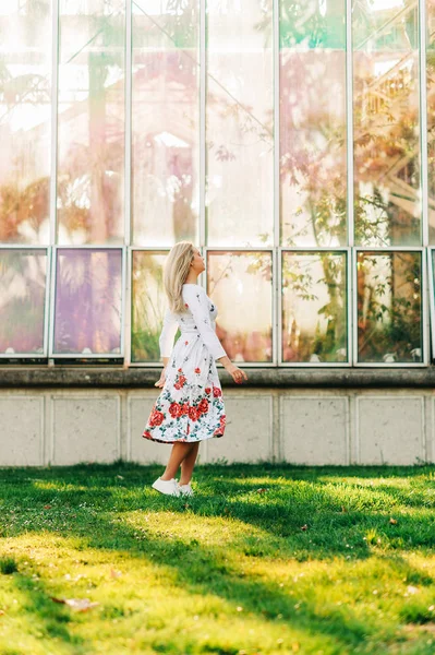 Glückliche Frau Genießt Schönen Tag Sonnigen Park Trägt Weißes Kleid — Stockfoto