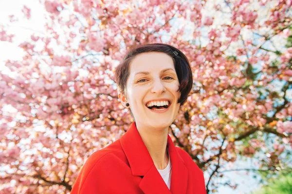 Jarní Portrét Mladé Ženy Růžovém Kvetoucí Strom Červeným Kabátem — Stock fotografie