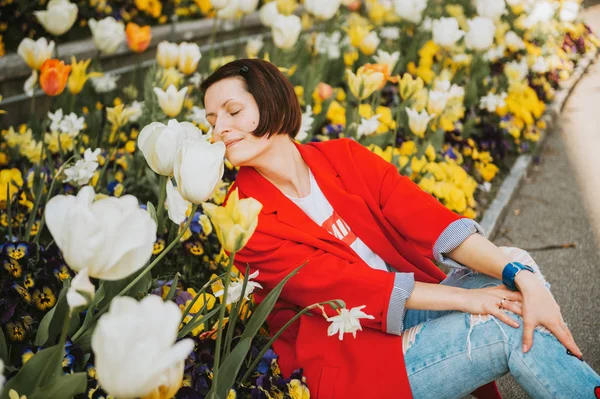 Весняний Портрет Красивої Молодої Жінки Позує Квітучі Тюльпани Червоній Куртці — стокове фото