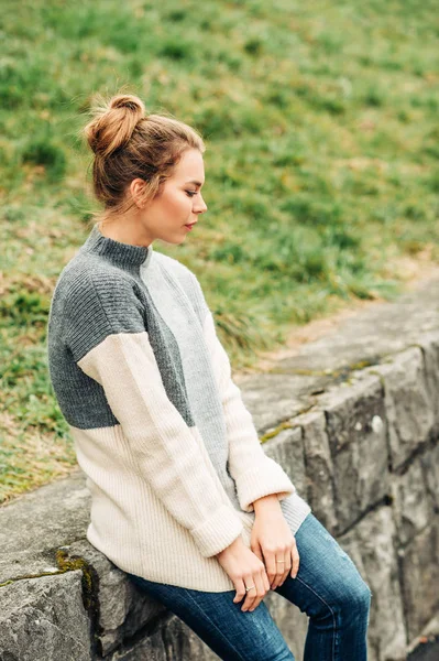 Retrato Aire Libre Una Joven Bonita Mujer Que Usa Jersey — Foto de Stock