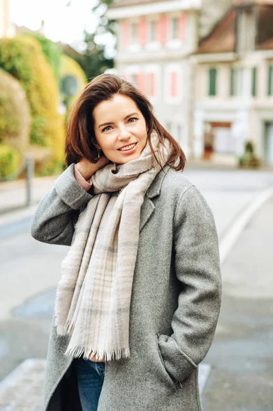 Retrato Livre Mulher Bonita Vestindo Casaco Cinza — Fotografia de Stock