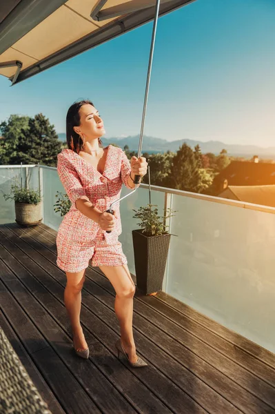 Schöne Stylische Frau Offene Markise Steht Auf Dem Balkon Trägt — Stockfoto