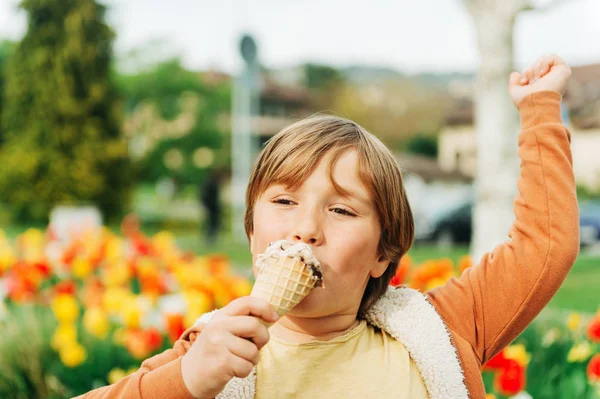 Happy Kid Boy Eating Stracciatella Ice Cream Spring Park — Stock Photo, Image