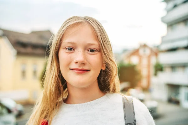 Sırt Çantası Giyen Sevimli Yaşındaki Kız Dış Mekan Yakın Portresi — Stok fotoğraf