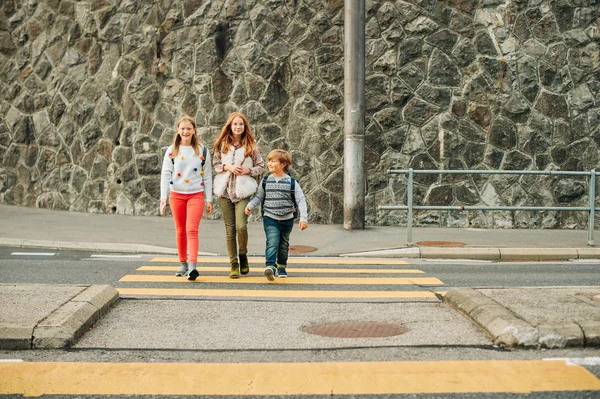 Gruppo Bambini Che Attraversano Strada Tornano Scuola Piedi Indossano Zaini — Foto Stock