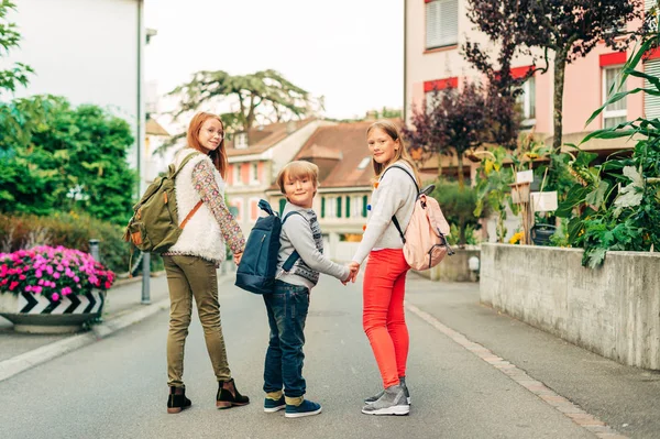 Gruppo Bambini Divertenti Con Zaini Studentesse Bambino Età Prescolare Torna — Foto Stock