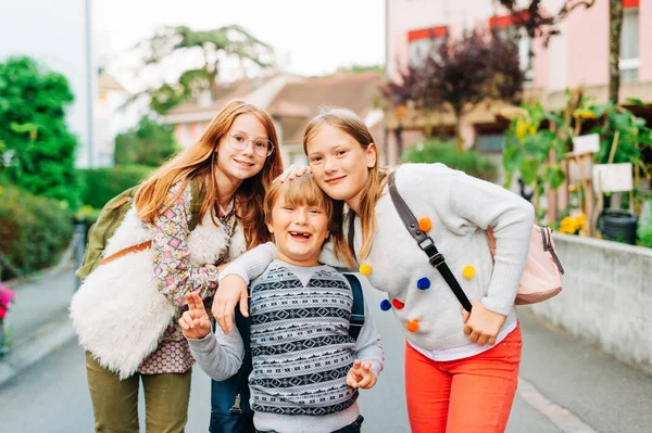 Skupina Zábavných Dětí Batohy Školačky Jeden Předškolní Návrat Školy — Stock fotografie