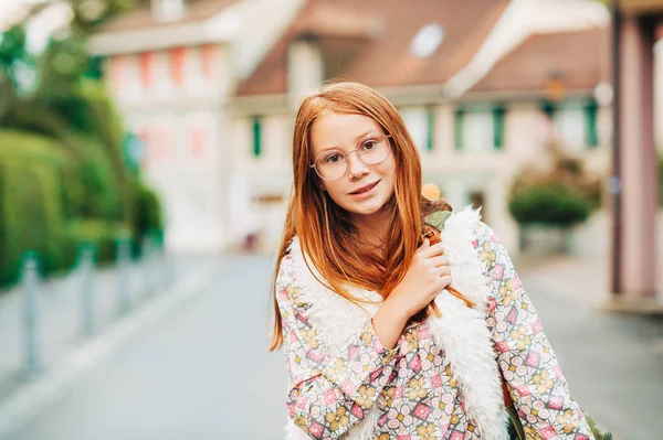 Retrato Livre Adorável Menina Anos Usando Mochila — Fotografia de Stock