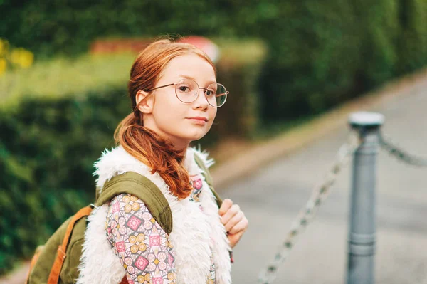 Utomhus Porträtt Bedårande Gammal Flicka Bär Ryggsäck — Stockfoto