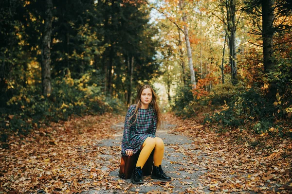 秋天的肖像漂亮的年轻女孩与旧复古手提箱 儿童模型在森林中摆出户外 穿着格子裙和黄色紧身衣 — 图库照片