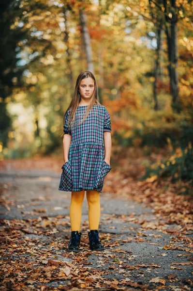Jesienny Portret Całkiem Młodej Dziewczyny Model Kid Pozowanie Zewnątrz Lesie — Zdjęcie stockowe
