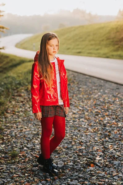 Utomhus Porträtt Vacker Flicka Klädd Röd Jacka Mode Kid Modell — Stockfoto