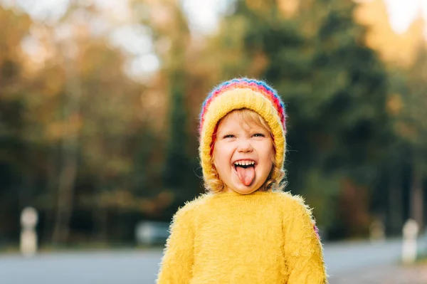 Buiten Portret Van Schattige Peuter Meisje Dragen Gele Hoed Pullover — Stockfoto