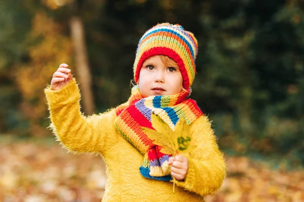 Portrait Extérieur Une Mignonne Petite Fille Portant Pull Jaune Jouant — Photo