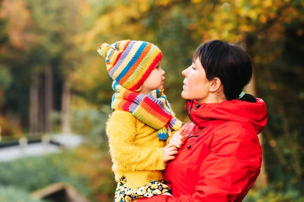秋天的肖像快乐的年轻妈妈抱着可爱的小女儿 明亮的秋天时尚 — 图库照片
