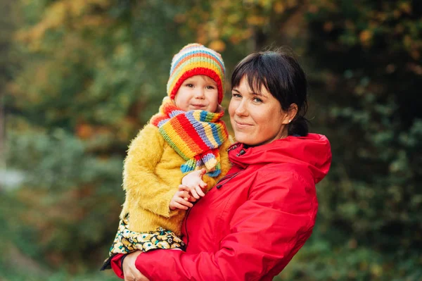 Herfst Portret Van Gelukkige Jonge Moederholding Schattige Kleine Dochter Bright — Stockfoto