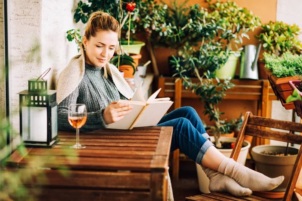 Young Beautiful Woman Relaxing Cozy Balcony Reading Book Wearing Warm — Stock Photo, Image