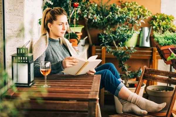 Young Beautiful Woman Relaxing Cozy Balcony Reading Book Wearing Warm — Stock Photo, Image