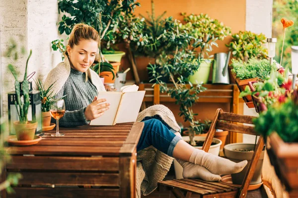 Young Beautiful Woman Relaxing Cozy Balcony Reading Book Wearing Warm — Stock Photo, Image