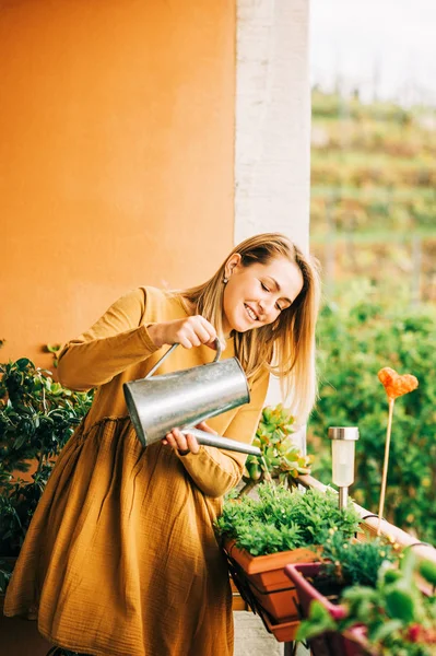 Portret Van Mooie Vrouw Drenken Groene Planten Het Balkon Het — Stockfoto