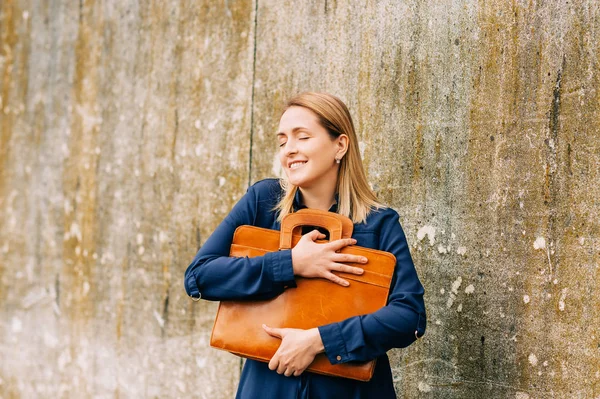 Buiten Portret Van Opgewonden Vrouw Holding Bruin Lederen Aktetas Jong — Stockfoto