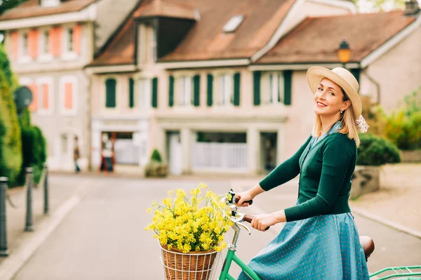 Retro Stylu Portret Pięknej Młodej Kobiety Ubrany Zabytkowe Ubrania Trzymając — Zdjęcie stockowe