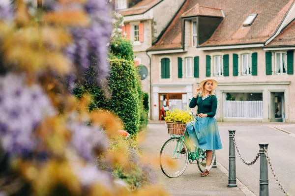 复古风格的美丽的年轻女子的肖像 穿着复古的衣服 拿着薄荷色的自行车与黄色的花朵放在篮子 — 图库照片