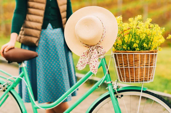 Kobieta Trzyma Rower Vintage Wiszącym Letnim Kapeluszem Żółte Kwiaty Rzepaku — Zdjęcie stockowe