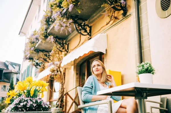 Outdoor Portrait Pretty Young Woman Resting Beautiful Cafe Terrace Holding — Stock Photo, Image