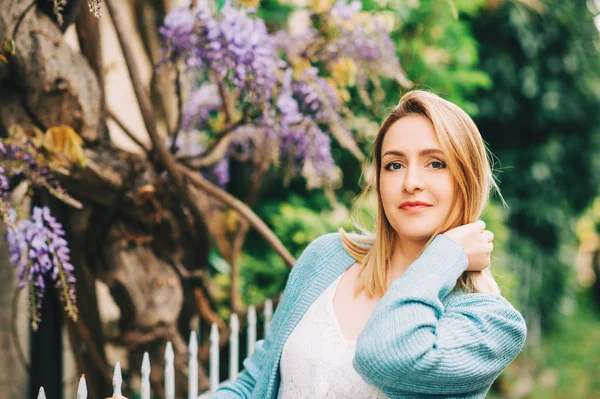 Retrato Primavera Una Mujer Joven Elegante Con Camisa Mezclilla — Foto de Stock