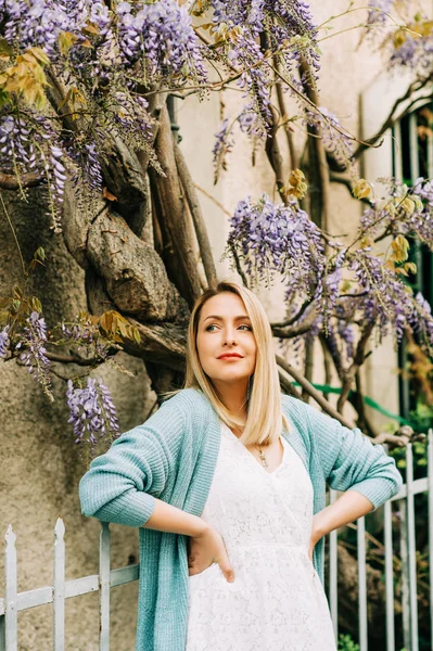 Lente Portret Van Elegante Jonge Vrouw Dragen Van Witte Jurk — Stockfoto