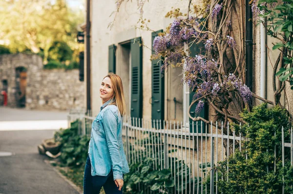 Lente Portret Van Elegante Jonge Vrouw Dragen Denim Overhemd — Stockfoto